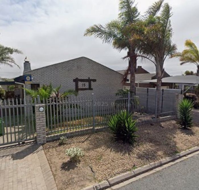 For Sale: House in Saldanha Central with 3 beds, indoor braai, and security features.