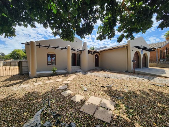 Bergzicht House For Sale: 3 Bedrooms, spacious yard, pet-friendly, fibre internet.