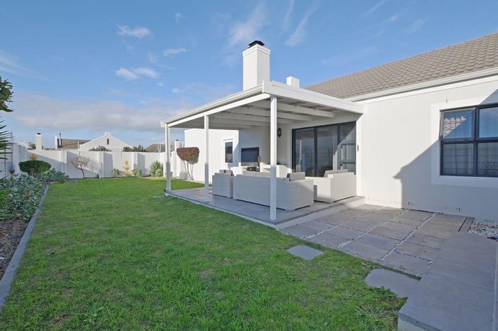 Sunningdale House For Sale: 3 beds, garage, patio, near amenities and beach.