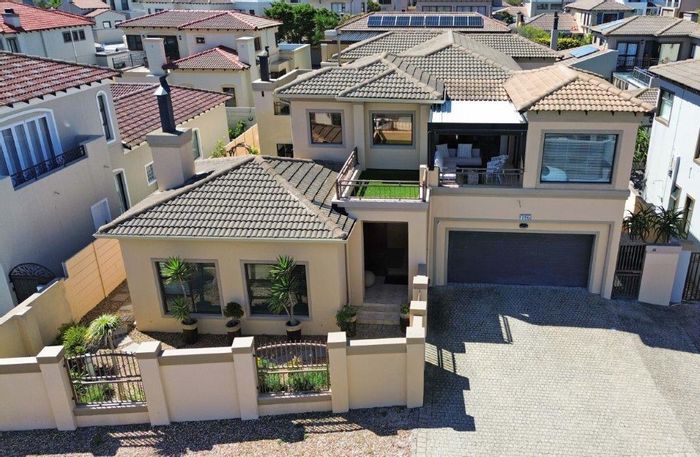 Bloubergstrand House For Sale: 5 bedrooms, pool, flatlet, steps from the beach.