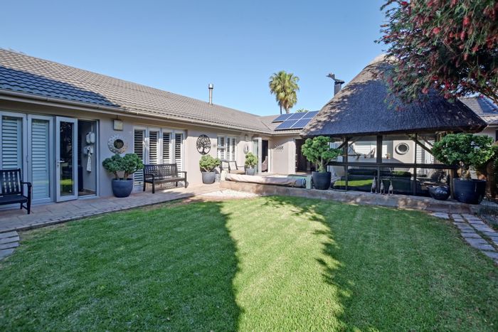 Blouberg Rise House For Sale: 5 bedrooms, study, pool, flatlet, solar power.