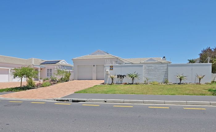 Sunningdale House For Sale: 3 bedrooms, solar panels, garden, and double garage.