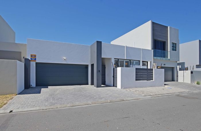 For Sale: Sandown House with pool, study, solar panels, and inverter system.