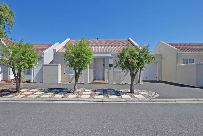 Sunningdale House For Sale: 2-bed, splash pool, garage, excellent security.