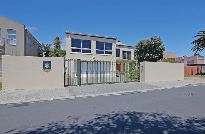 Waves Edge House For Sale: Spacious 4-bedroom, garden, braai room, sea views.