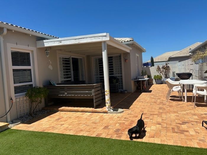 For Sale: House in Sunningdale with 4 bedrooms, home office, and security features.