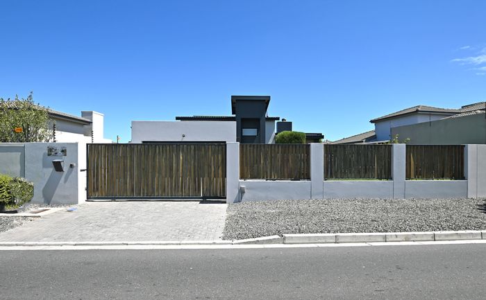 For Sale: House in Parklands North with pool, outdoor kitchen, and loft suite.