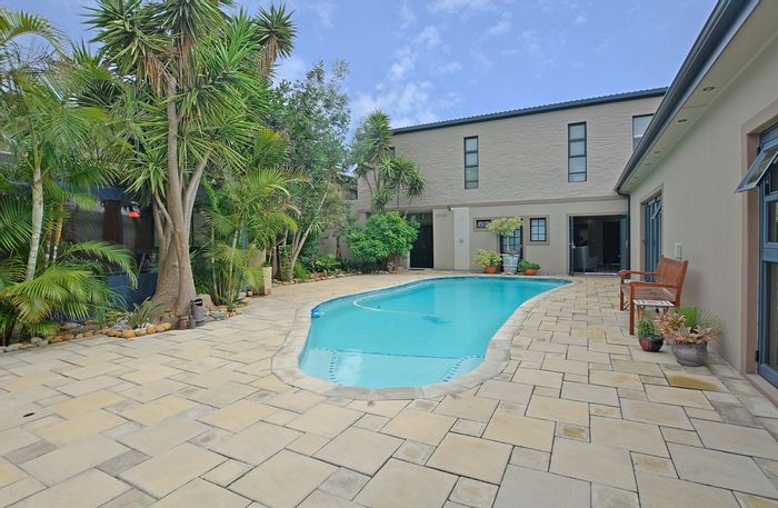 Flamingo Vlei House For Sale: 5 beds, pool, dual living potential, ample parking.