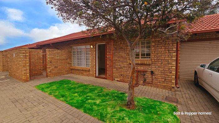 2 Bedroom Townhouse To Rent in Magalieskruin with large garden and garage.