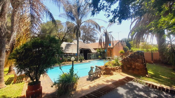 Wilkoppies House For Sale: Spacious 3-bed, pool, braai area, home office, secure parking.