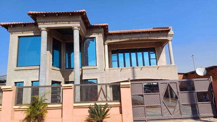 Etwatwa House For Sale: 3 Bedrooms, 1 Bathroom, customizable space on 320 m².