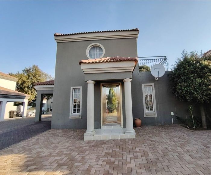 Brakpan North Townhouse For Sale: 2 Bedrooms, 24/7 Security, Close to Amenities.