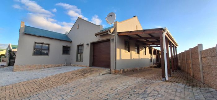 House For Sale in Riversdale Central: 3 beds, pool, office, security complex.