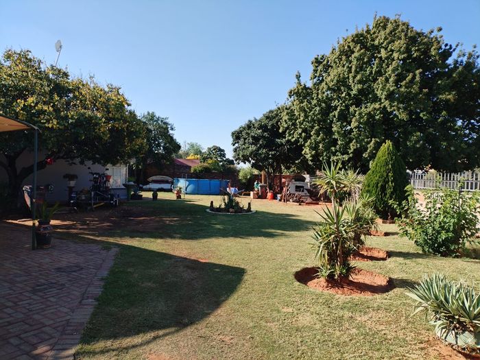 For Sale: Spacious 4-bedroom house in Stilfontein Central with garage and large yard.