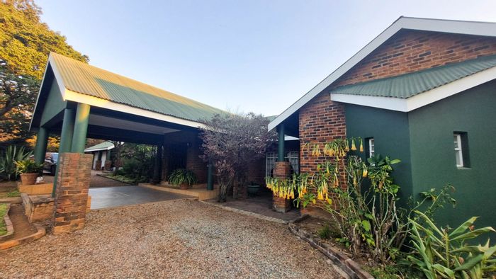 Nortons Home Estate House For Sale: Dual-residence, off-grid, pool, expansive grounds.