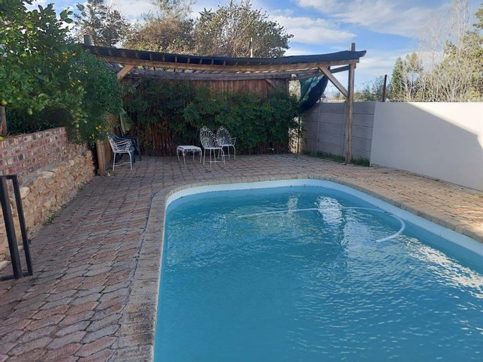 For Sale: 5-bedroom house in Ladismith Central with entertainment area and solar system.