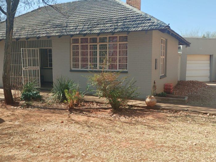 For Sale: House in Stilfontein Central with 3 bedrooms, spacious yard, and garage.