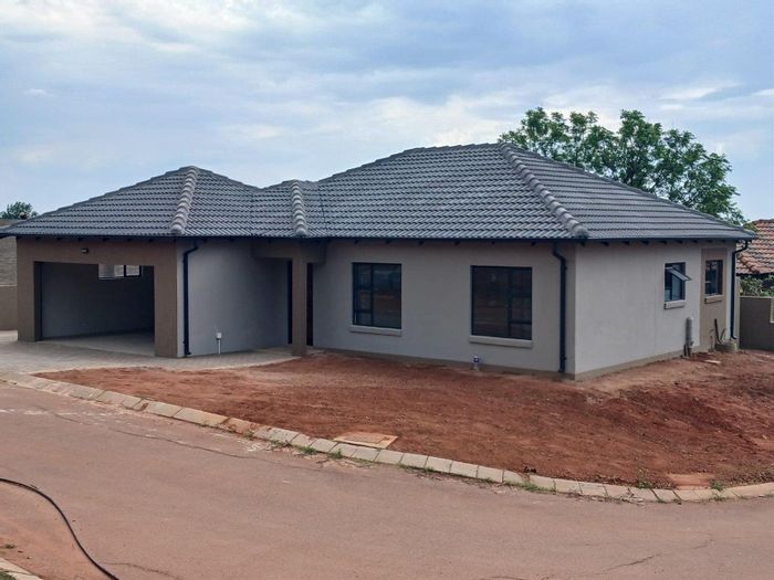For Sale: House in Amandasig with 3 beds, secure estate, 100% bond available.