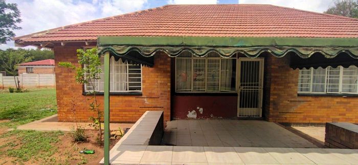 House For Sale in Stilfontein Central: 3 bedrooms, garage, spacious dining area.