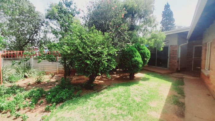 For Sale: House in Stilfontein Central with 3 beds, flatlet, and secure parking.