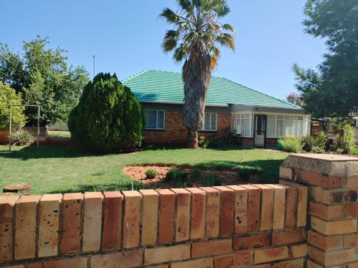 For Sale: House in Stilfontein Central with spacious yard, garage, and security features.