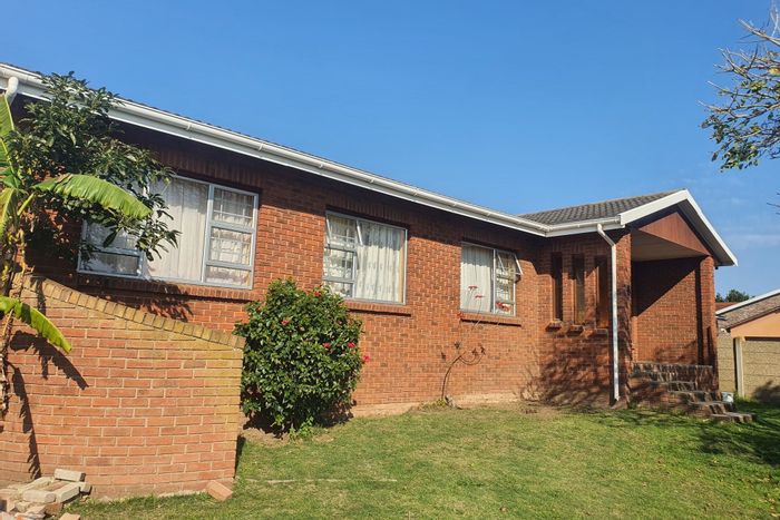 Heiderand House For Sale: 3 beds, garden, braai pit, garage, wheelchair accessible.