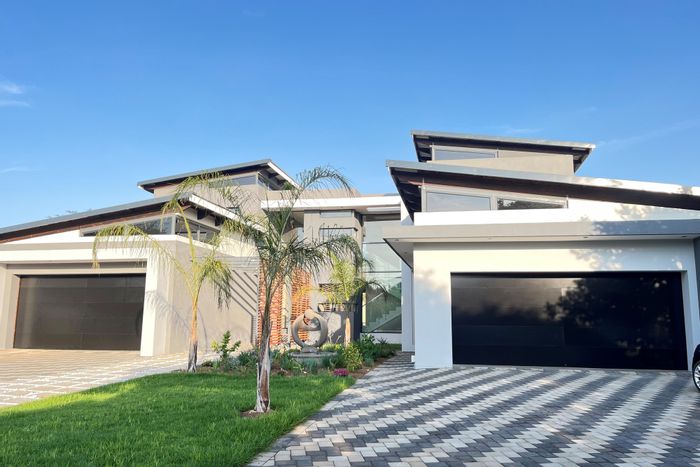 House for Sale in The Islands Estates: 5 beds, pool, bar, 4-car garage.