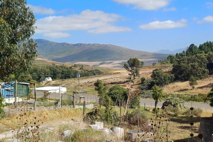 Tesselaarsdal Small Holding For Sale: 3 Bedrooms, large plot, double garage.