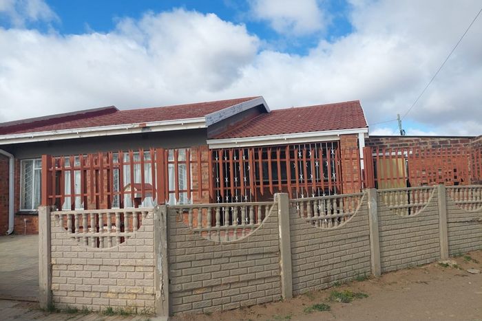 For Sale: House in Homevale with 4 bedrooms, double carport, and fenced yard.