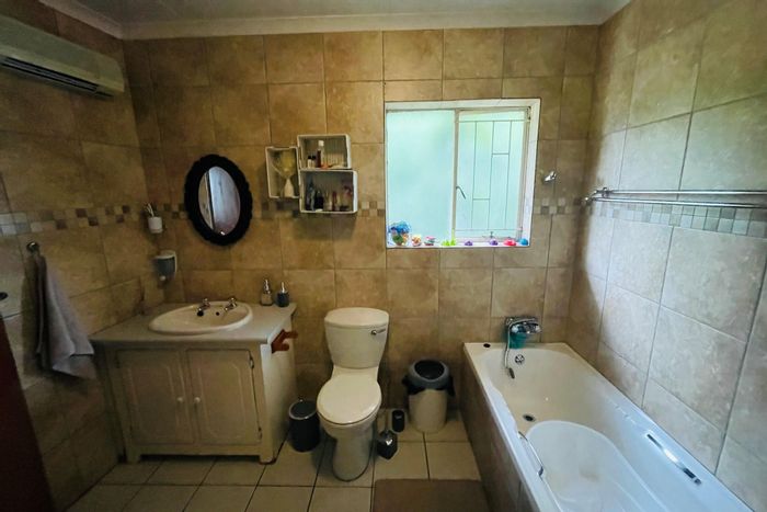 Vanderbijlpark SE Townhouse For Sale: 3 Bedrooms, Security Features, Private Garden.