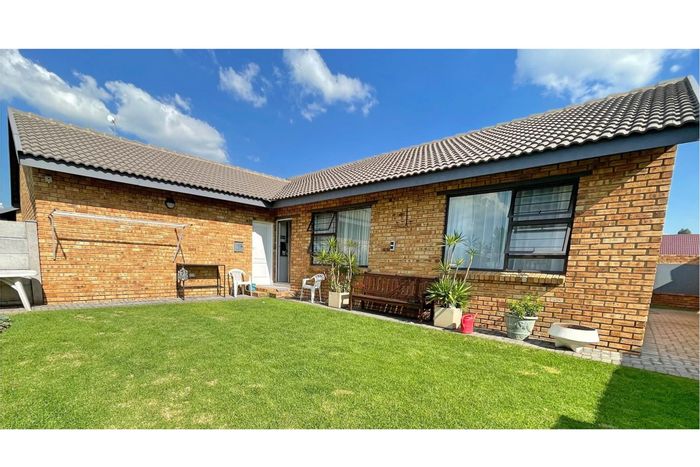 For Sale: Vaalpark townhouse, 6 units, tenant-occupied, secure complex, rental income.