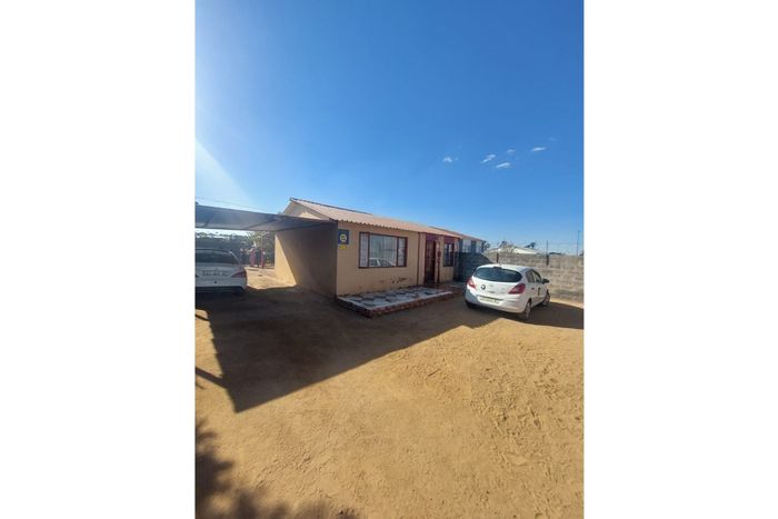 Homevale House For Sale: 2 bedrooms, secure carport, fully fenced yard.