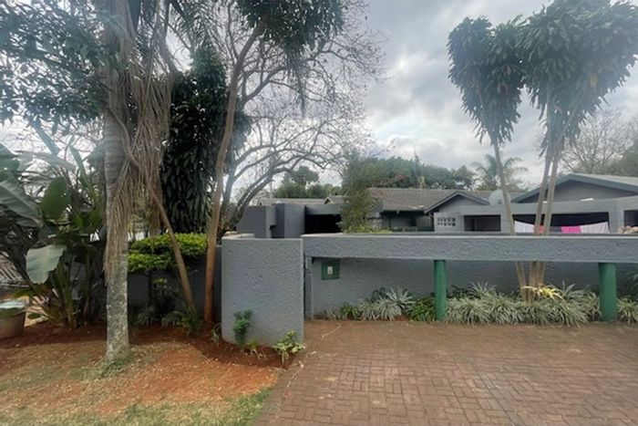 Parkville House For Sale: 7 bedrooms, spacious garden, air conditioning, pet-friendly.