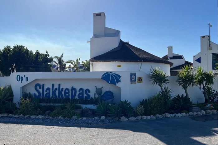 Coastal house for sale in Dwarskersbos: 3 beds, pool, beach access.