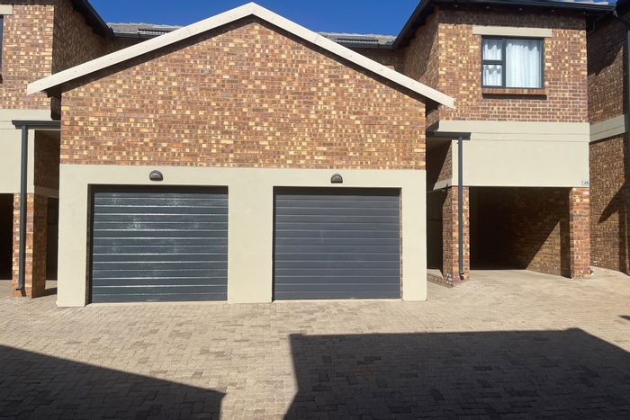 Die Heuwel Apartment For Sale: 3 Bedrooms, double garage, spacious living areas.
