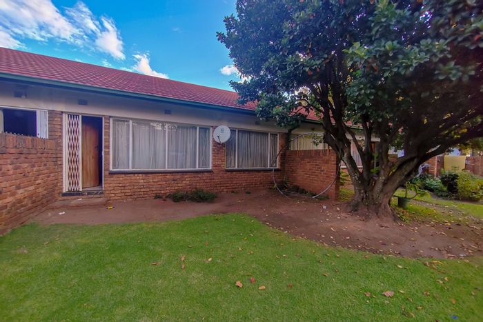 2 Bedroom Apartment For Sale in Middelburg Central with garden and garage.
