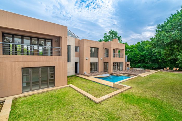 Kyalami House For Sale: 4 en-suite bedrooms, pool, park access, spacious living areas.