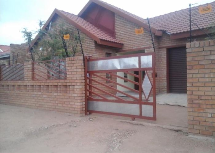3-Bed House in Mahlasedi Park For Sale, ideal for families or investment opportunities.