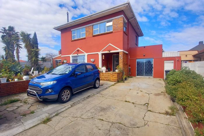 For Sale: Spacious 6-bedroom house in Maitland with pool, braai area, income potential.