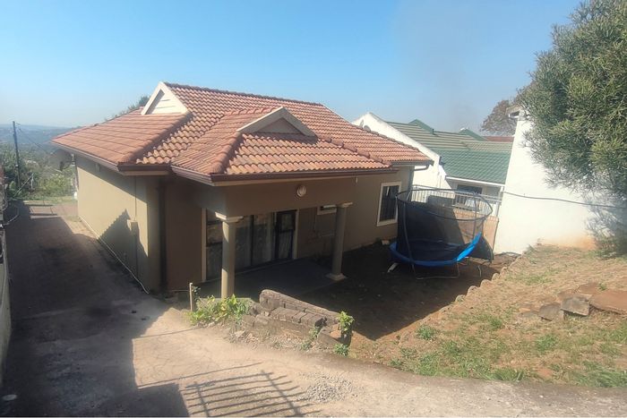 Newlands West House For Sale: 3 beds, playground, parking for 3 vehicles.