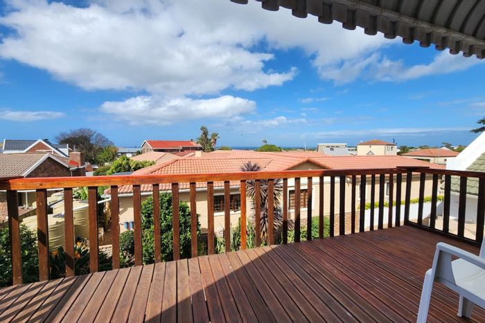 House for Sale in Noorsekloof: Versatile layout, flatlet, sea views, and courtyard.