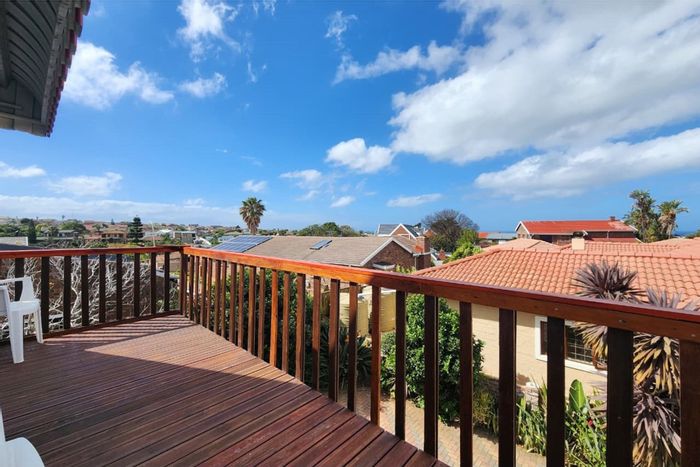 For Sale: Versatile Noorsekloof house with flatlet, sea views, and ample space.