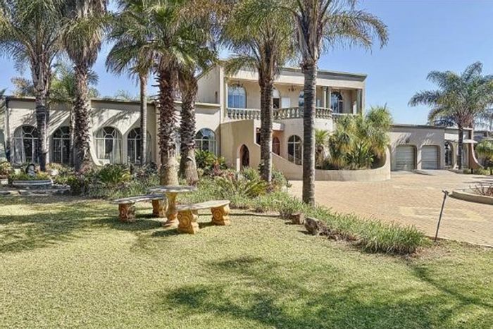 8-Bedroom House with Flatlet, Pool, Stables in Mooikloof Equestrian Estate For Sale