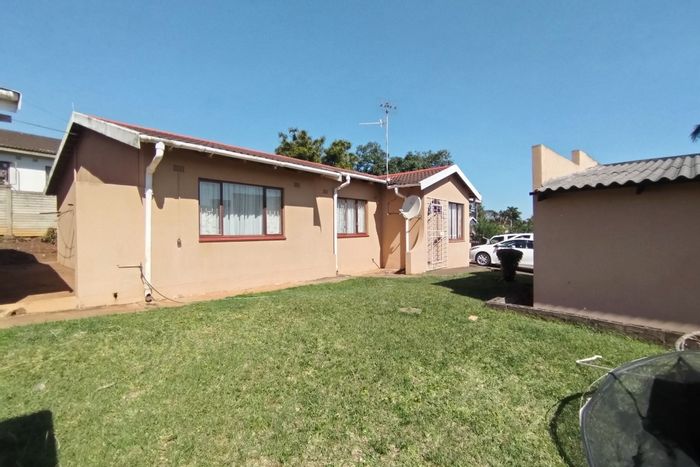 For Sale: 4-bedroom house in Richem with granny flat, double garage, and secure access.