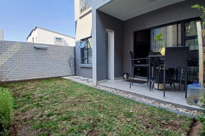 Rivonia Apartment For Sale: 2 Beds, Pool, Kids' Area, 2 Car Parks.