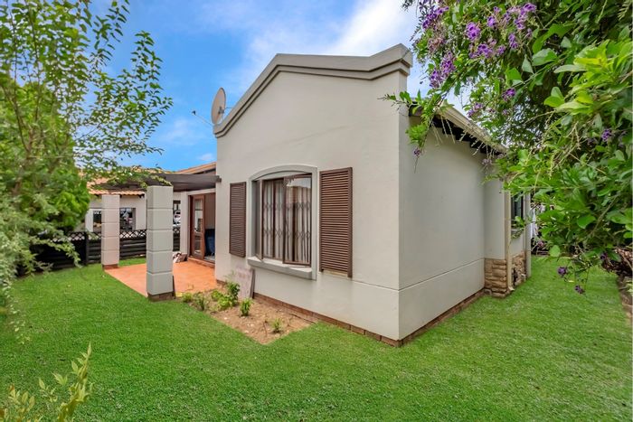 Paulshof Townhouse For Sale: 2 beds, garden, pool, secure estate living.