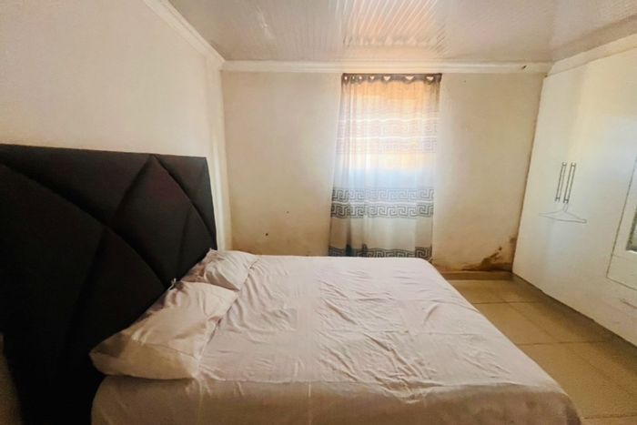 Inanda House For Sale: 2 Bedrooms, spacious garden, parking for 15 vehicles.