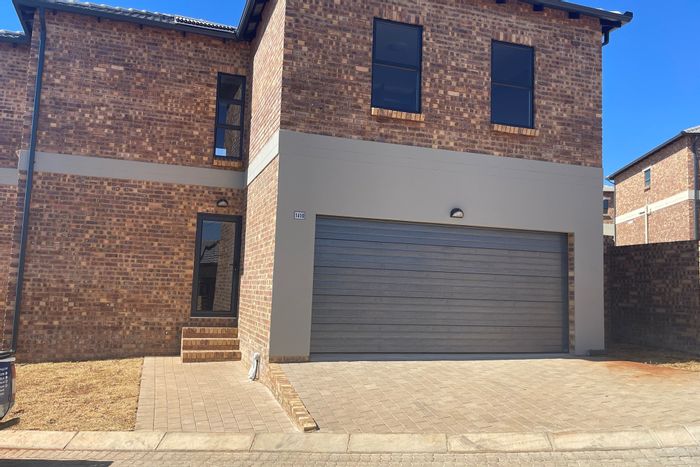 Die Heuwel Townhouse For Sale: 4 Bedrooms, double garage, en-suite bathrooms, spacious living.