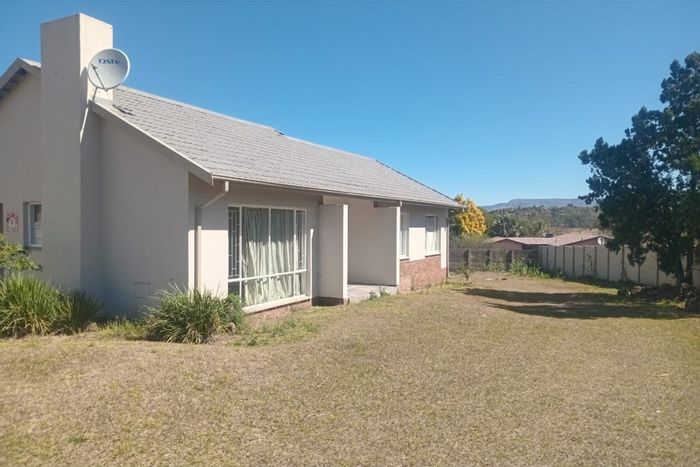 For Sale: House in Schuinshoogte with 3 bedrooms, 1.5 bathrooms, and local amenities.