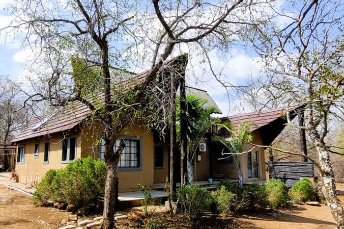 Marloth Park Central House For Sale: Dual living, pool, game views, income potential.